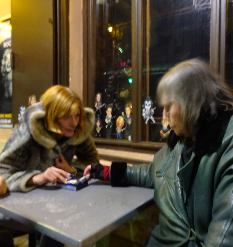 Наташа Крусанова (справа)  и москвичка беседуют на террасе