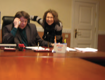 Файнштейн за рабочим столом своего кабинета. 2009